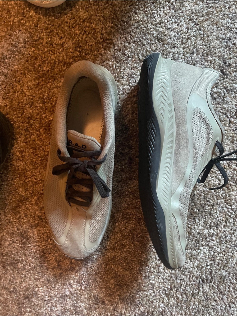 Men's Lightweight Athletic Sneakers in Light Gray with Black Sole